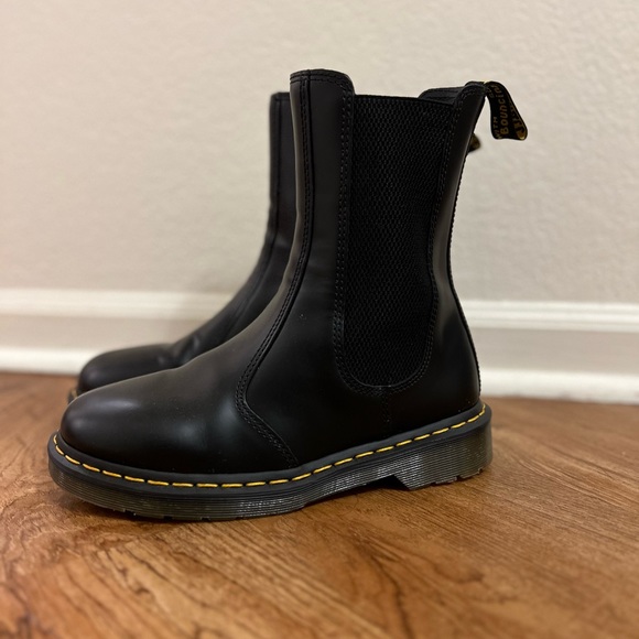 LIKE BRAND NEW Doc Marten Chelsea boots. Size 8. - Picture 2 of 4